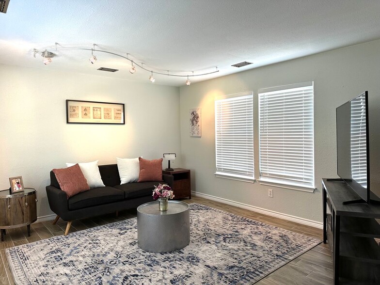 Building Photo - 1802 N Prairie Ave