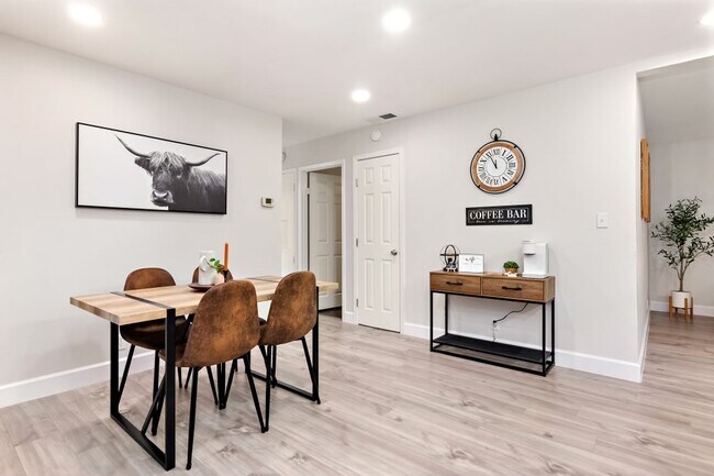 Building Photo - 10904 Putman Farm St