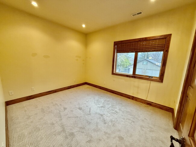 Building Photo - 6819 S Greenfield Way