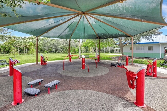 Building Photo - 3050 N Palm Aire Dr