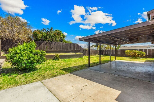 Building Photo - Beautiful Single Story In Great Location!!