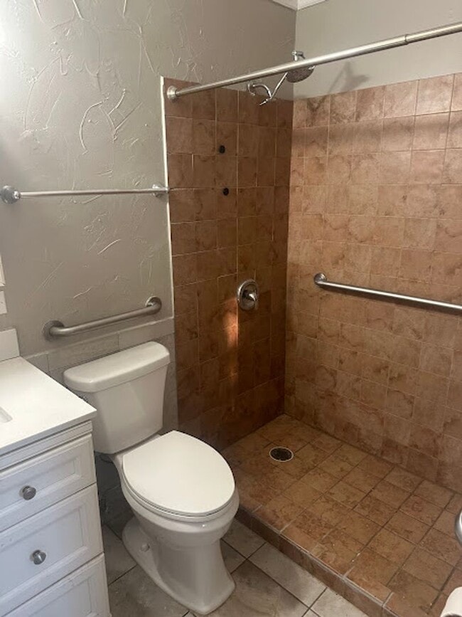 Building Photo - Spacious 3 bedroom 2 bathroom ranch.