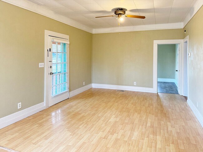 Building Photo - Darling 2 Bedroom Home in Hasley!