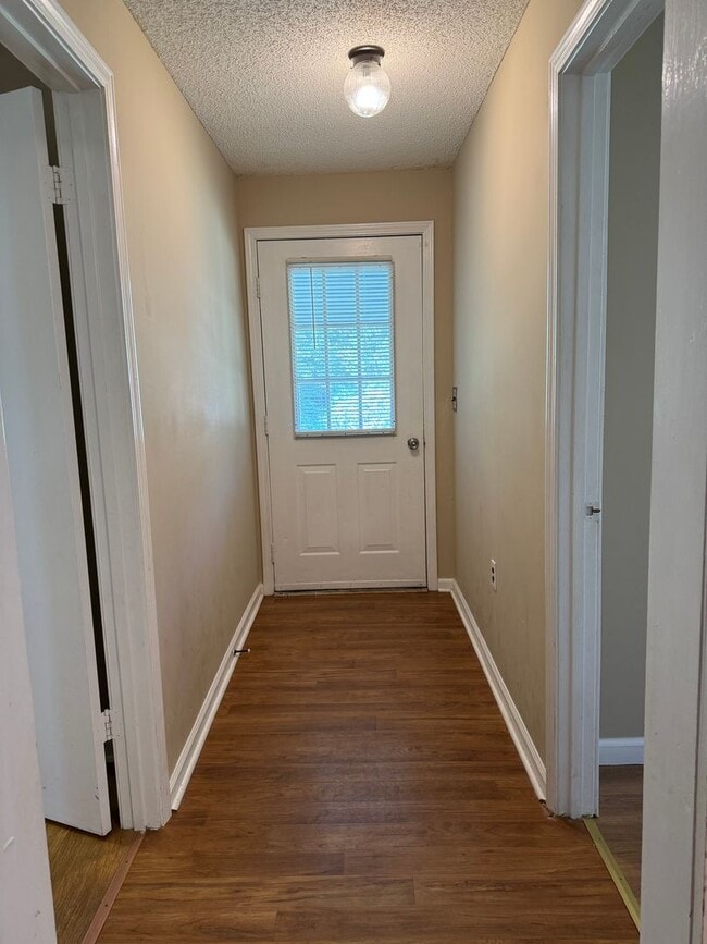 Building Photo - Cozy 3 Bed 1 Bath Home! Available Now! Sch...
