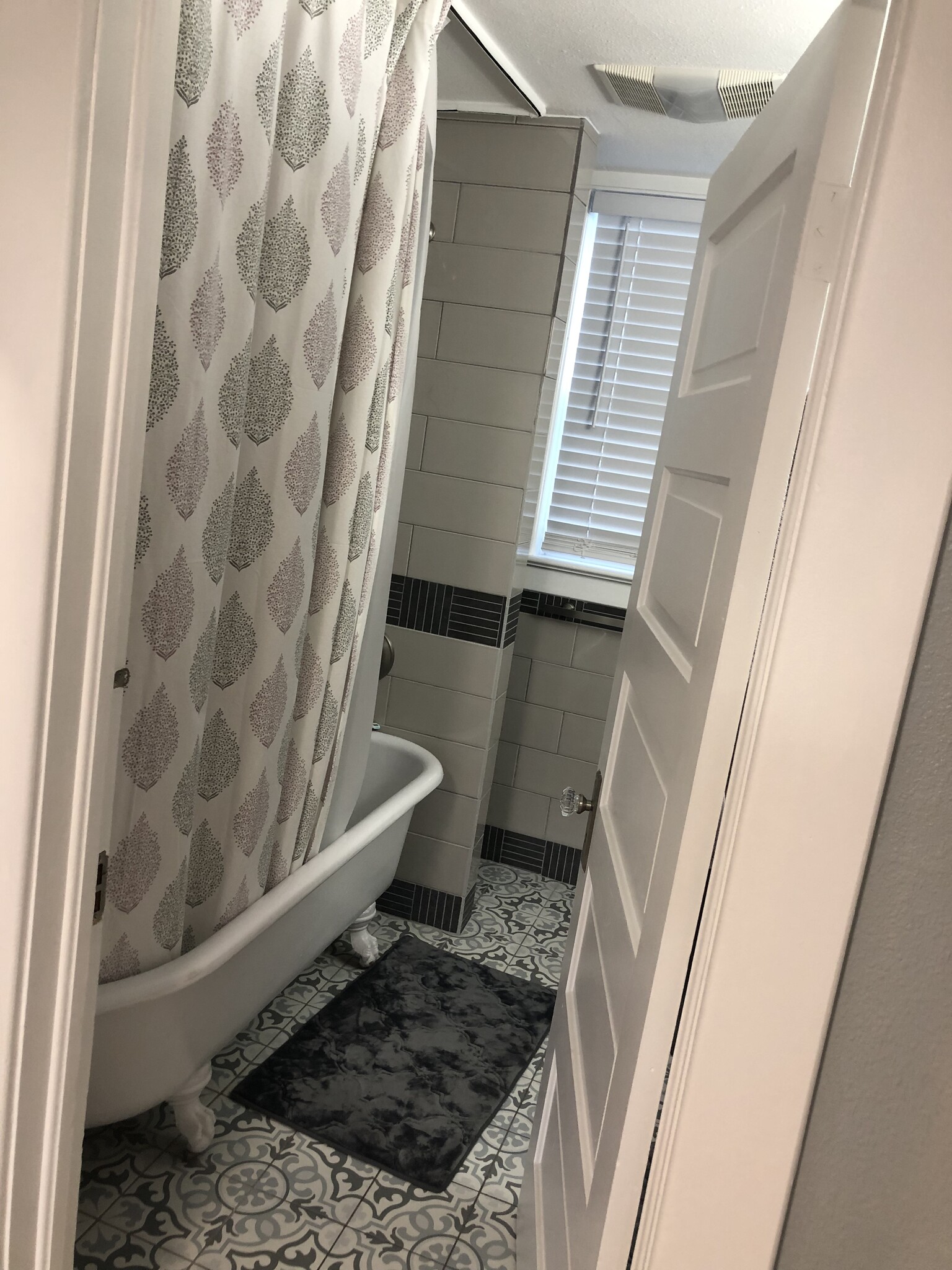 Upstairs Bathroom - 1118 E Augusta Ave