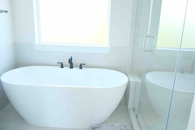 Building Photo - 2304 Live Oak St