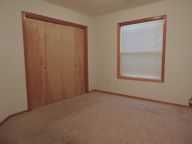 Building Photo - Pet Friendly 3 Bdrm Townhouse with Lock-of...