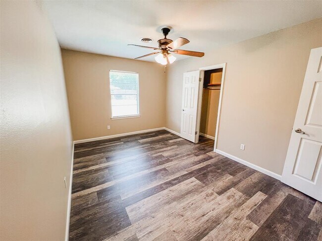 Building Photo - 724 Gubert Ln