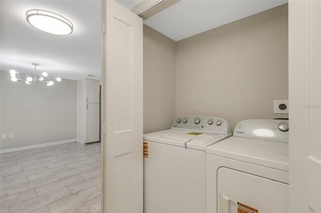 Building Photo - 2 Bed 2 Bath Unfurnished Condo - Sarasota