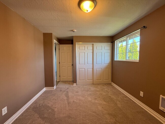 Building Photo - Updated 2-Bedroom Condo West Richland