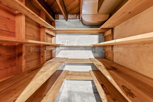 Building Photo - 807 E 40th Ave