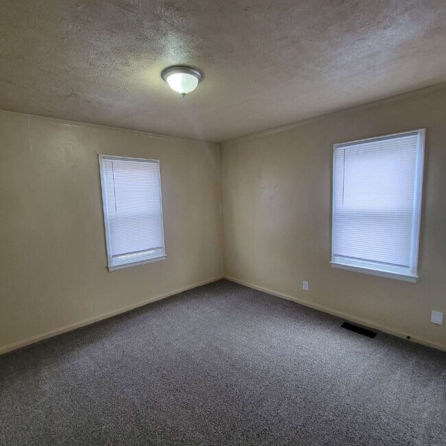 Building Photo - 2/1 with garage/workshop combo (has working electricity)