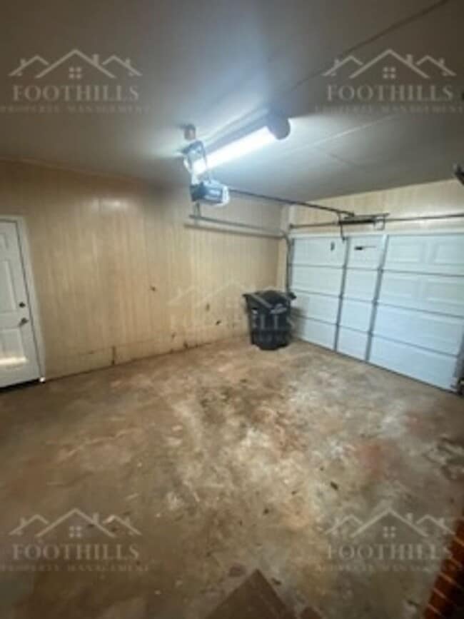 Building Photo - 1010 Belhaven Rd