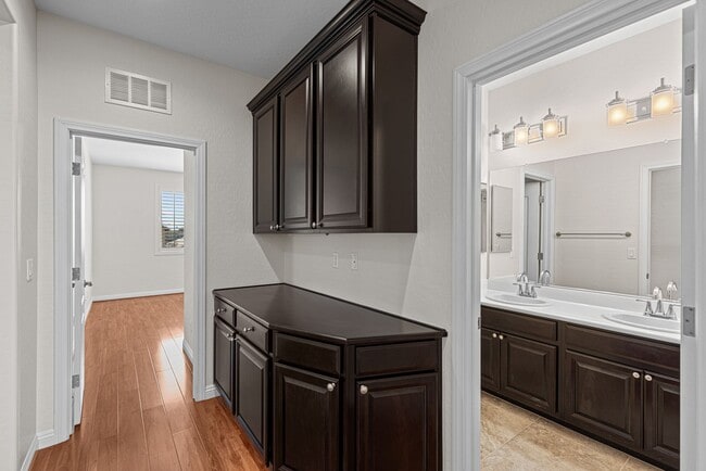 Building Photo - Beautiful West Vegas Home With Next Gen Suite