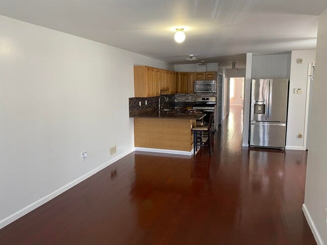 Building Photo - 183 Hutton St