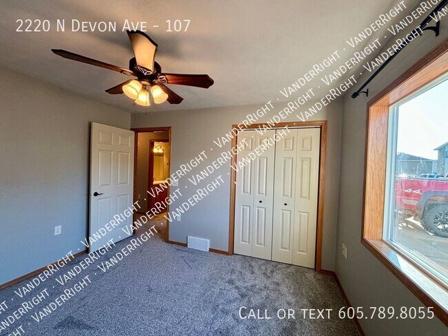 Building Photo - 2220 Devon Ave