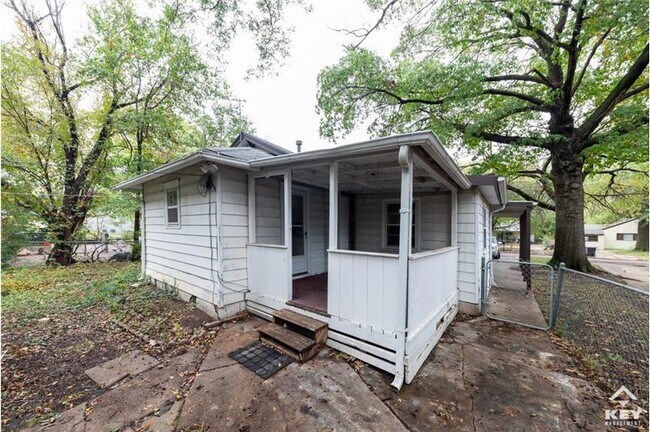 Building Photo - 705 S Pershing Ave