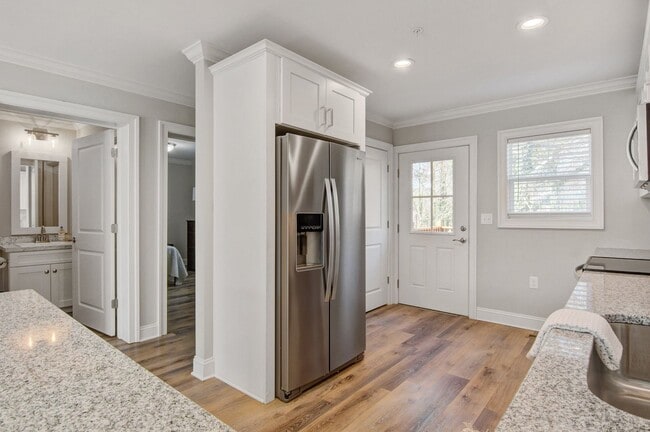 Building Photo - Modern 2-Bed, 2-Bath Single-Level Townhome...