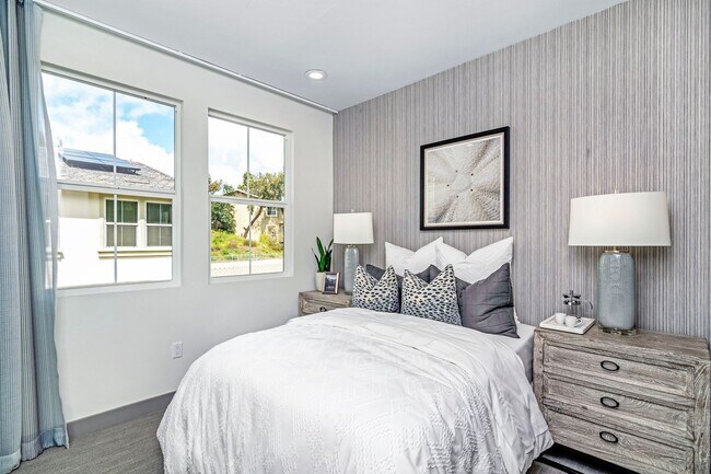 Building Photo - Stunning Fully Furnished Tri-Level Townhome 4BD/4BATHS! Central AC/Heat with Solar! 2 Car attache...