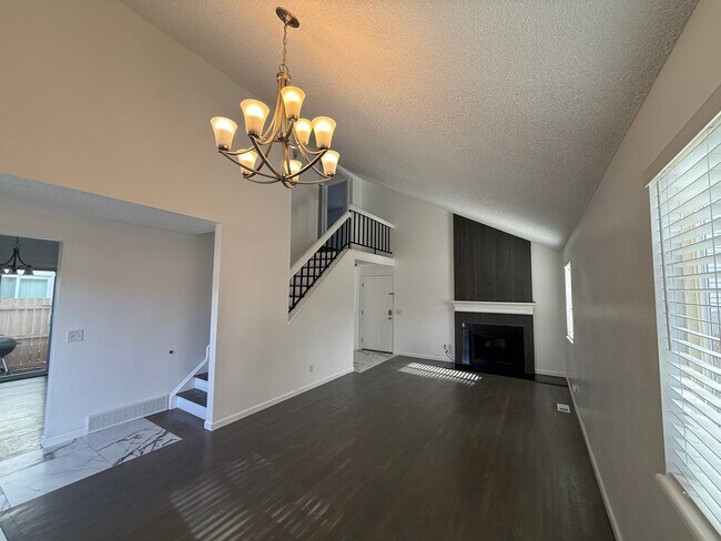 Building Photo - Modern Comfort & Convenience in a Prime Location