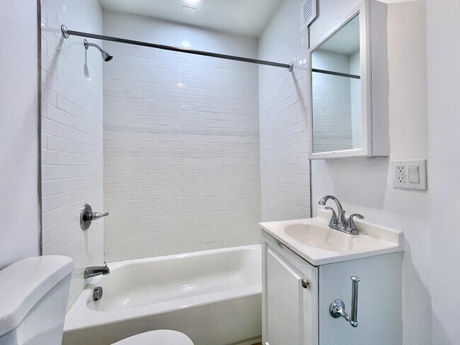 Building Photo - 389 Monmouth St