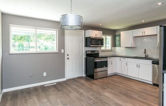 Building Photo - 6450 Chippingdon Dr