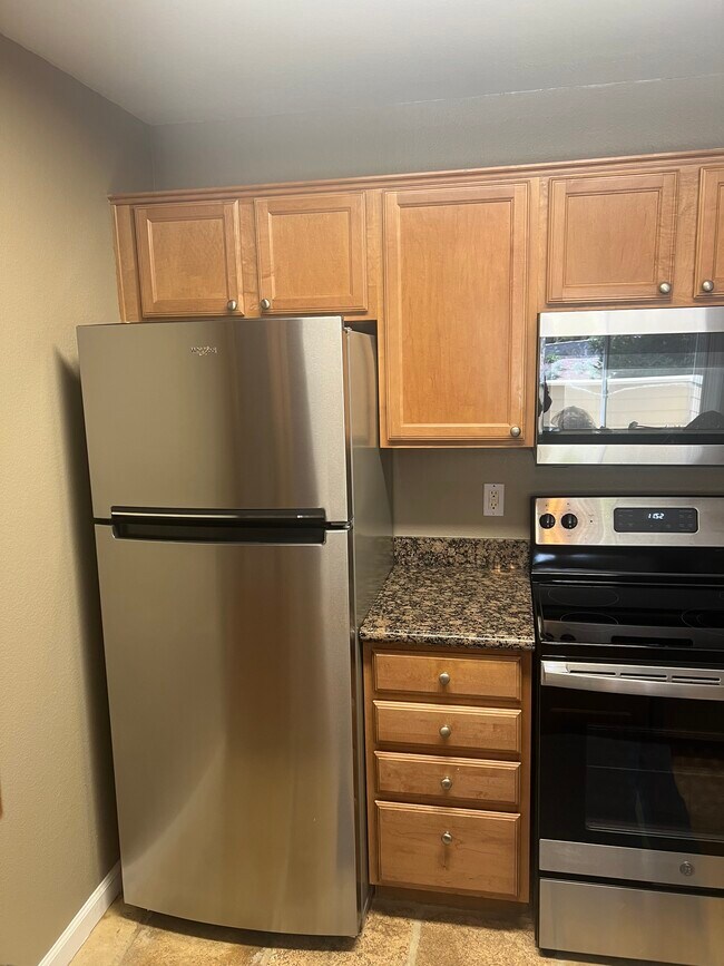Refrig, stov/oven, Microwave - 210 Reflections Dr