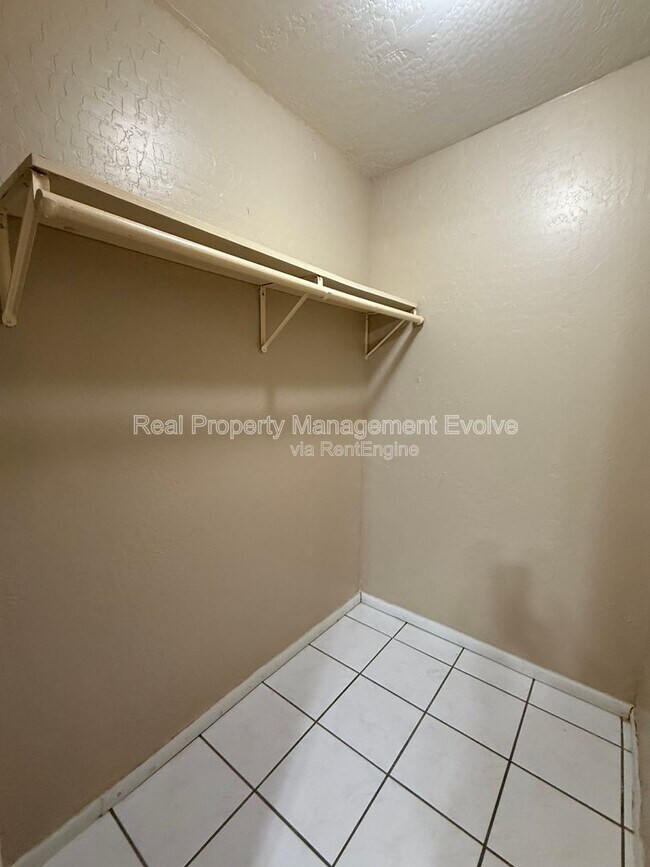 Building Photo - 1637 W Muriel Dr