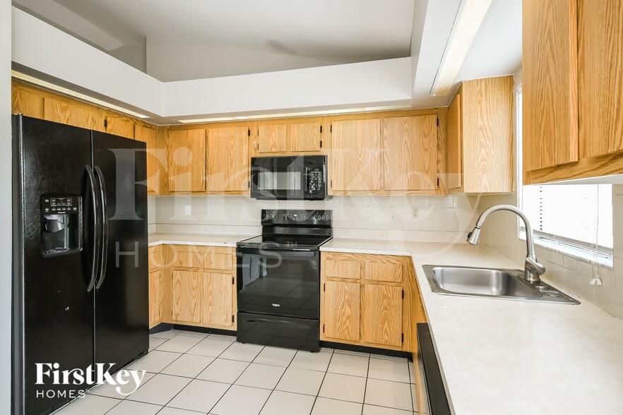 Building Photo - 307 Medina Ct