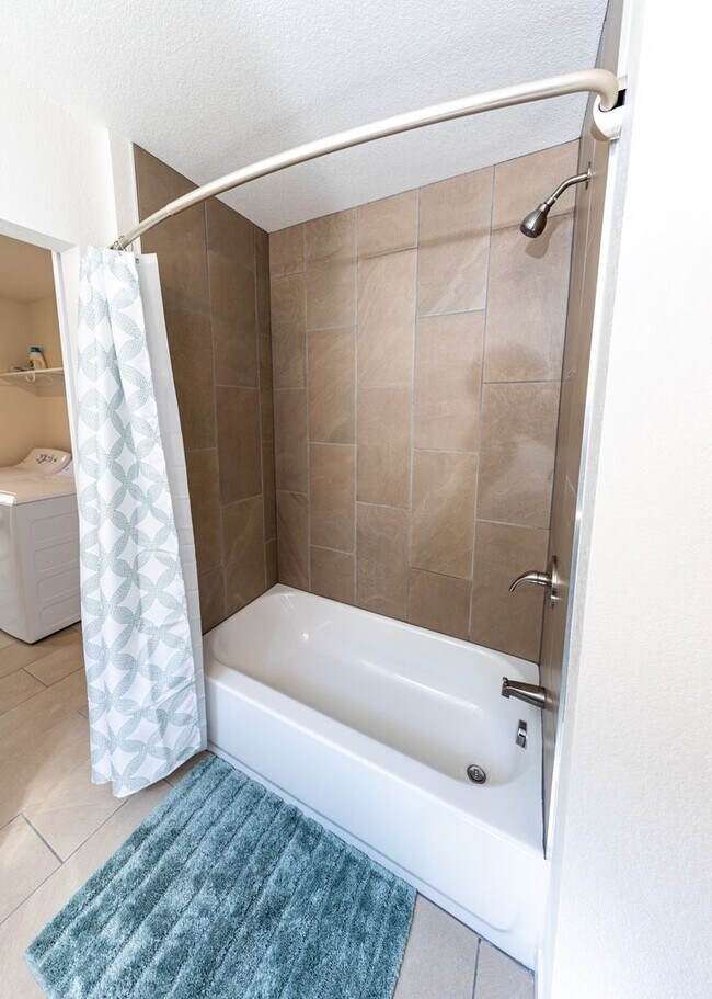 Building Photo - Westside 1 bed, 1 bath Luxury Apartment near Garden of the Gods