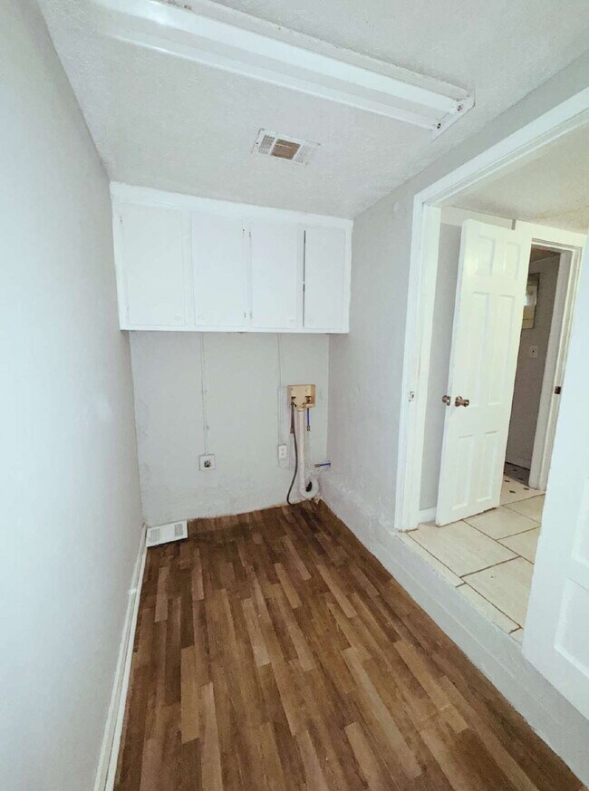 Building Photo - 743 Bright St