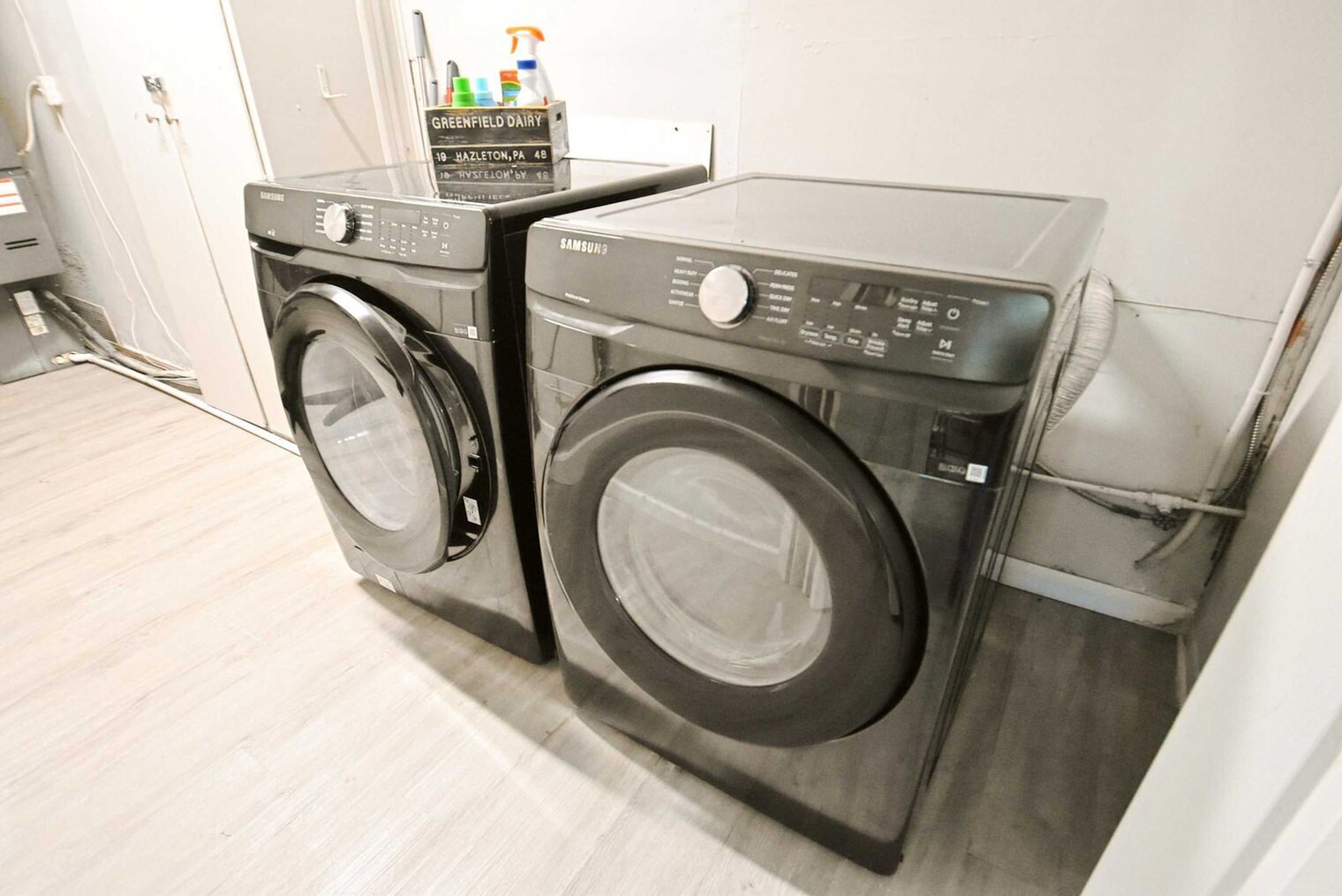 Building Photo - 815 N Twyckenham Dr