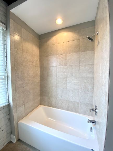 Guest Tub/Shower - 1016 Jefferson St