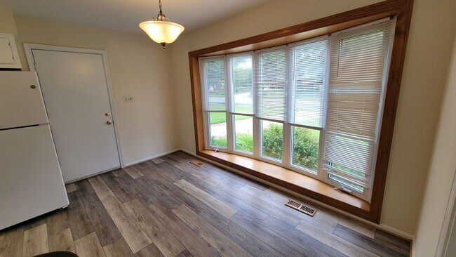 Building Photo - Stunning 4 Bedroom 2.5 Bathroom 3-Level Ho...