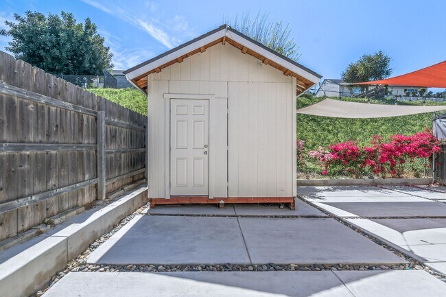 Building Photo - Modern 3BR Townhome | Garage + Driveway Parking | Yard | Pool | Pet Friendly | Move-In Ready