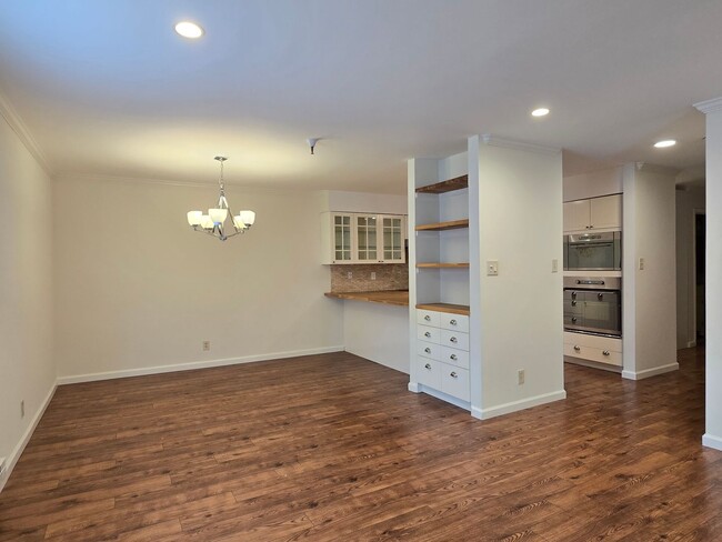 Building Photo - Remodeled Top Floor Condo, Gated Complex, ...