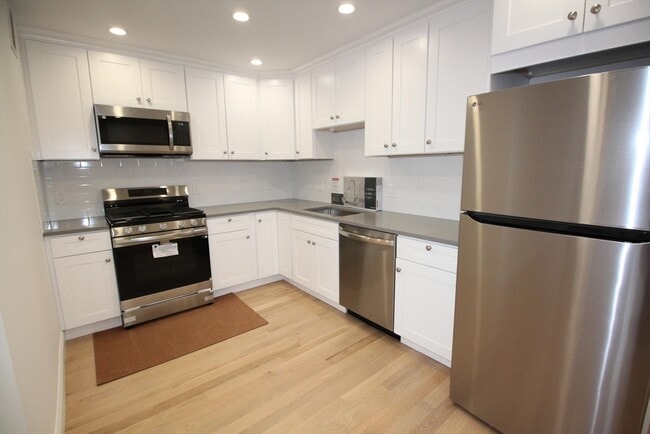 Primary Photo - 65 E India Row