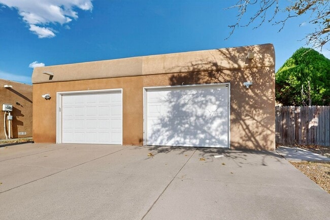 Building Photo - NE 2 Bedroom 2 Bath with Garage