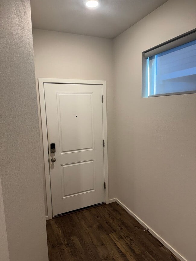 Building Photo - 4 Bedroom, 2.5 bath, newer home in desirable location!!