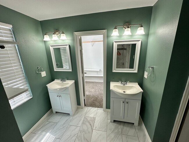 Building Photo - Make this Fairmount Showstopper Home!