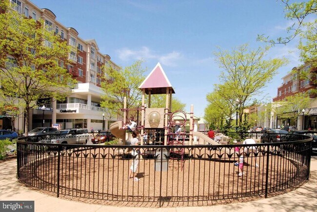 Building Photo - 1320 Fort Myer Dr