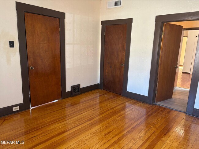 Building Photo - 3418 Pershing Dr