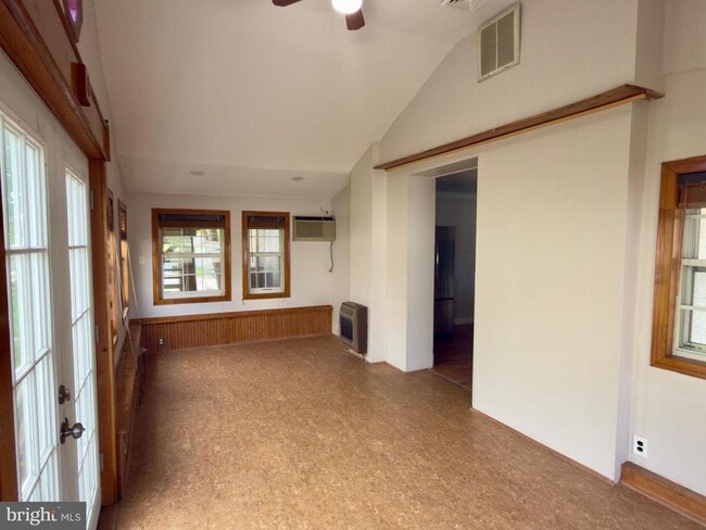 Building Photo - 422 W 6th Ave