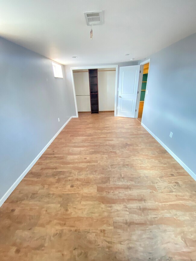 Building Photo - 301 Olive Ln