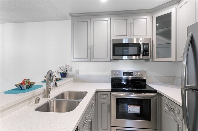 Building Photo - Modern 3 Bedroom, 2 Bath Completely Remodeled Condo
