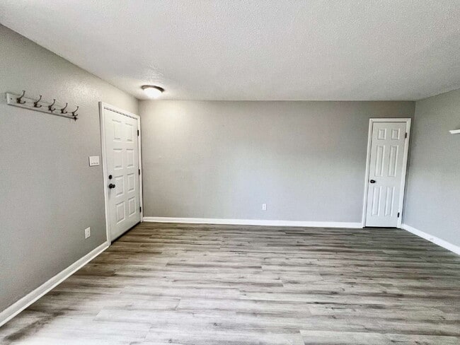 Building Photo - AMAZING 2 BED / 2 BATH CONDO – ONLY 8 BLOCKS FROM THE BEACH!