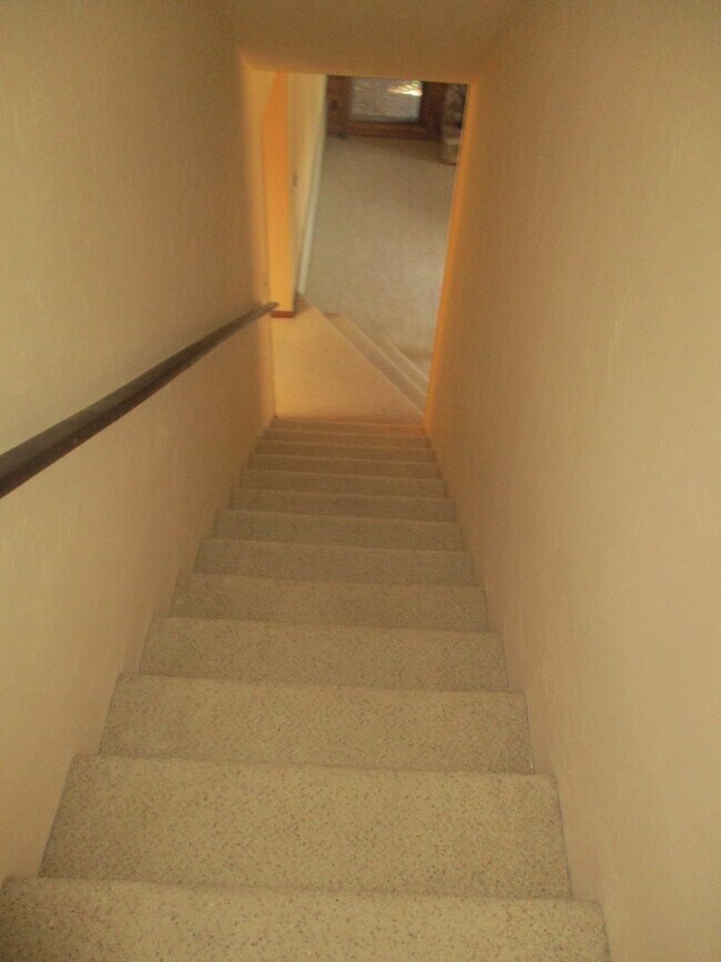 Building Photo - ( Oakcrest) 3/ 2 spacious home