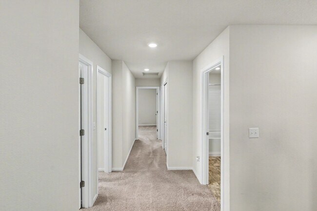 Building Photo - 4 Bed (plus BONUS ROOM), 2.5 Bath Newer Home in NE Salem