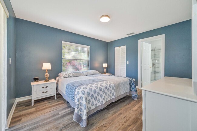 Building Photo - ** 2/2 First Floor Condo ~ Cross Creek ~ R...