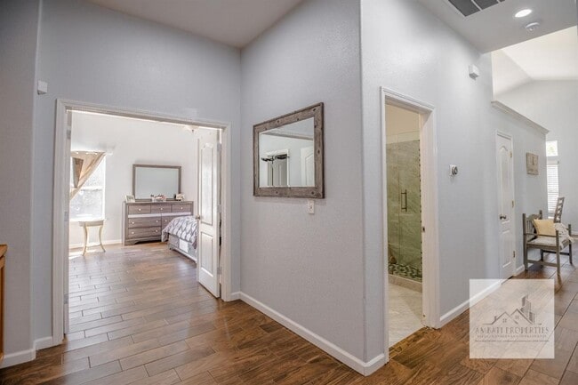 Building Photo - 933 N Burgan Ave